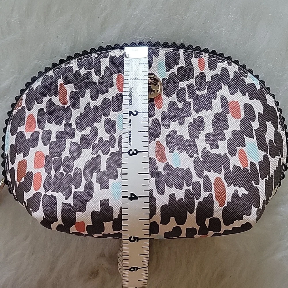 SPARTINA Retreat Clam Shape Gray Scallop Edge Zip Boho Make Up Beauty Travel Bag